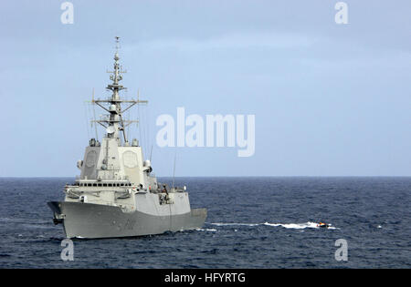 110518-N-XQ375-460 OCÉAN ATLANTIQUE (18 mai 2011) Une embarcation pneumatique à coque rigide retourne à la frégate de la marine espagnole REE Almirante Juan de Borbon (F 102) après un transfert de personnel. Almirante Juan de Borbon participe avec la George H. W. Groupe aéronaval du Bush dans l'exercice britannique parrainé, Saxon Warrior 11. (U.S. Photo par marine Spécialiste de la communication de masse Deven 3e classe B. King/libérés) US Navy 110518-N-XQ375-460 une embarcation pneumatique à coque rigide retourne à la frégate de la marine espagnole REE Almirante Juan de Borbon (F 102) après qu'une personne Banque D'Images