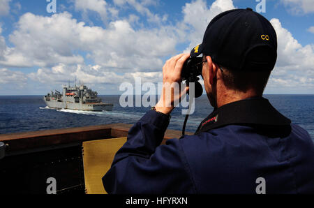 110519-N-OS574-105 MER MÉDITERRANÉE (19 mai 2011) Le Cmdr. John P. Pienkowski, commandant de la station de transport amphibie USS Mesa Verde (LPD 19), observe le commandement du transport maritime militaire de marchandises et de munitions ship USNS Robert E. Peary (T-AKE 5) lors d'une visite, un conseil, une perquisition et saisie et tirer le crochet de l'exercice. Mesa Verde est déployée dans le cadre du groupe amphibie Bataan appuyer les opérations de sécurité maritime et les efforts de coopération en matière de sécurité dans le théâtre américain dans la zone de responsabilité de la sixième flotte. (U.S. Photo par marine Spécialiste de la communication de masse 2e classe Josue L. Escobosa/Re Banque D'Images