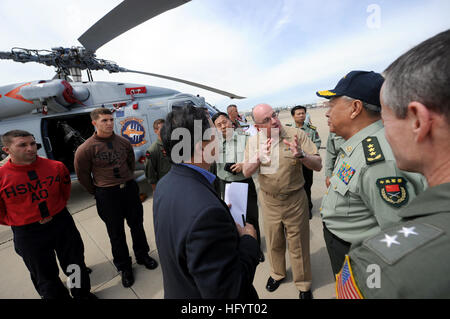 110519-N-EF447-151 NORFOLK (19 mai 2011) Adm. John C. Harvey Jr., centre, commandant du Commandement des forces de la flotte, parle avec le général Chen Bingde, chef d'état-major général de la République populaire de Chine, l'Armée populaire de libération au cours d'une visite de l'Escadron aéroporté de détection lointaine de l'opérateur (VFF) 126. (U.S. Photo par marine Spécialiste de la communication de masse 1re classe Ja'lon A. Monsieur connard/libérés) US Navy 110519-N-EF447-151 Adm. John C. Harvey Jr., centre, commandant du Commandement des forces de la flotte, parle avec le général Chen Bingde Banque D'Images