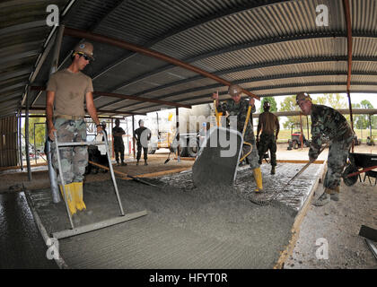 110520-N-AW868-082 ROTA, ESPAGNE (20 mai 2011) Électricien de construction 3e classe James Jackson, gauche, métallurgiste Constructionman Brandon Wilson et Builder 3 classe Nicholas Fisher, affectés à la construction navale (bataillon Mobile NMCB) 74, le détachement du Sénégal, de couler le béton sur le site d'un projet de base navale de la Rota. NMCB-74 est déployée au Camp Mitchell sur la base navale de Rota, commandant de la Task Force d'appui 68. (U.S. Photo par marine Spécialiste de la communication de masse 1re classe Ryan G. Wilber/libérés) US Navy 110520-N-AW868-082 Seabees affectés à la construction navale (bataillon Mobile NMCB), 74 Detachm Banque D'Images