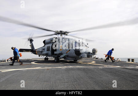 110525-N-XQ375-065 OCÉAN ATLANTIQUE (25 mai 2011) BoatswainÕs Mate Seaman Lucio Robles, gauche, et Matt marin clair Binnie l'envol après avoir enlevé les cales et les chaînes d'un MH-60R Sea Hawk affectés à l'Escadron d'hélicoptères grève maritime (HSM) 70 lance-missiles à bord du destroyer USS Mitscher (DDG 57). Mitscher est déployée dans le cadre de la George H. W. Groupe aéronaval du Bush appuyant les opérations de sécurité maritime et les efforts de coopération en matière de sécurité dans le théâtre américain dans la zone de responsabilité de la sixième flotte. (U.S. Photo par marine Spécialiste de la communication de masse de la classe de 3ème B. King Deven Banque D'Images