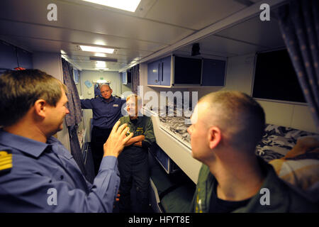 110525-N-YZ751-076 OCÉAN ATLANTIQUE (25 mai 2011) Le Capitaine Richard Powell, droite, commandant de la Royal Navy destroyer HMS Dauntless (D33), donne une visite guidée de l'un de l'équipage du navire d'amarrage à l'arrière Adm. Nora Tyson, commandant du groupe aéronaval (CSG) 2. Le George H. W. Groupe aéronaval du bush est déployé au 6e de la zone de responsabilité de la flotte maritime à l'appui d'opérations de sécurité et les efforts de coopération en matière de sécurité dans le théâtre. (U.S. Photo par marine Spécialiste de la communication de masse 2e classe Tony D. Curtis/libérés) US Navy 110525-N-YZ751-076 Le Capitaine Richard Powell, droite, commandant off Banque D'Images