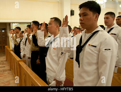 110527-N-EA192-061 Yokosuka, Japon (27 mai 2011) marins réciter le serment d'allégeance au cours d'une cérémonie de naturalisation à Commandant, activités liées à la flotte de Yokosuka. Au cours de la cérémonie, 79 militaires de 19 pays est devenue le dernier né des citoyens des États-Unis. (U.S. Photo par marine Spécialiste de la communication de masse Mikey 3e classe/Mulcare) Parution US Navy 110527-N-EA192-061 marins réciter le serment d'allégeance au cours d'une cérémonie de naturalisation à Commandant, activités liées à la flotte de Yokosuka Banque D'Images