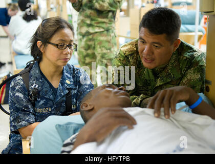 110604-N-RM525-082 TUMACO, Colombie (4 juin 2011) Le lieutenant Cecilia Mendoza, à gauche, et le révérend Juan Garcia, un prêtre catholique de la Colombie marine, visiter un patient au cours d'une visite de la commande de transport maritime militaire navire-hôpital USNS Comfort (T-AH 20). Le confort est déployé dans le cadre de poursuite de promesse 2011, une aide humanitaire de 5 mois de mission dans les Caraïbes, en Amérique centrale et du Sud. (U.S. Photo par marine Spécialiste de la communication de masse 2e classe Jonathen E. Davis/libérés) US Navy 110604-N-RM525-082 Le Lieutenant Cecilia Mendoza, à gauche, et le révérend Juan Garcia, un prêtre catholique de la Colombie Banque D'Images