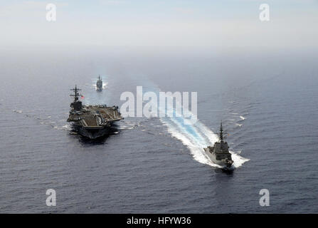 110609-N-VQ827-521 MER MÉDITERRANÉE (9 juin 2011) La frégate de la marine espagnole REE Almirante Juan de Borbon (F 102), droite, en rupture avec le porte-avions USS George H. W. Bush (CVN 77) et le croiseur lance-missiles USS Gettysburg (CG 64), signalant la fin de l'intégration de la frégate espagnole avec la George H. W. Groupe aéronaval du Bush. Borbon a rejoint le groupe de grève en septembre 2010 et a participé à tous les travaux de pré-déploiement. (U.S. Photo par marine Spécialiste de la communication de masse 2e classe Nicholas Hall/libérés) US Navy 110609-N-VQ827-521 La frégate de la marine espagnole REE Almirante Ju Banque D'Images