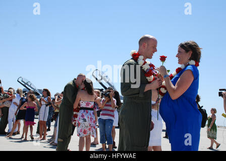 110614-N-Go110-047 NAVAL AIR STATION LEMOORE (14 juin 2011) Le lieutenant Cmdr. Amy Tomlinson se félicite de son mari à la maison, le lieutenant Cmdr. Warren Tomlinson, au cours de l'arrivée de l'Escadre aérienne de transporteur (CVW) 17 après plus de six mois en mer à bord du porte-avions USS Carl Vinson (CVN 70). CVW-17 a été déployée en appui des forces de la coalition pour l'opération Enduring Freedom et l'opération New Dawn, qui a exécuté 1 515 sorties à l'appui des opérations de combat, a déployé 17 000 lb d'explosées et dépensé 2 900 rondes de 20 mm. (U.S. Photo par Marine Melinda Larson/libérés) US Navy 110614-N-Go110-047 Banque D'Images