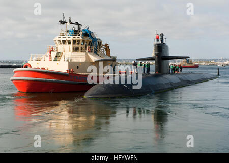 110617-N-HN991-243 SAN DIEGO (17 juin 2011) La classe de Los Angeles sous-marin d'attaque USS San Francisco (SSN 711) renvoie à la base navale de Point Loma distingué visiteur d'une journée de l'embarquement. Plus de 20 éminents visiteurs étaient invités à bord pour en savoir plus sur les programmes de sous-marins à propulsion nucléaire. (U.S. Photo par marine Spécialiste de la communication de masse Seaman David Hooper/libérés) US Navy 110617-N-HN991-243 Le Los Angeles-classe sous-marin d'attaque USS San Francisco (SSN 711) renvoie à la base navale de Point Loma Banque D'Images