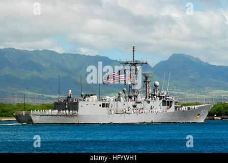 110620-N-ZZ999-032 JOINT BASE PEARL HARBOR, Hawaï (HICKAM-20 juin 2011) La frégate lance-missiles USS Reuben James (FFG 57) arrive à Pearl Joint Base Harbor-Hickam après un déploiement de 5 mois dans l'ouest de l'océan Pacifique. Reuben James a effectué des patrouilles de surveillance des pêches dans la zone économique exclusive de diverses nations des îles du Pacifique et d'opérations intégrées avec des partenaires de coalition. (U.S. Photo de la marine par Donald C. Smith/libérés) US Navy 110620-N-ZZ999-032 la frégate lance-missiles USS Reuben James (FFG 57) arrive à Pearl Joint Base Harbor-Hickam après un 5 mois deploymen Banque D'Images