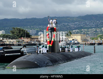 110622-N-UK JOINT BASE333-034-Pearl Harbor, Maine HICKAM (22 juin 2011) La classe de Los Angeles sous-marin d'attaque rapide USS Pasadena (SSN 752) renvoie à une base commune Pearl Harbor-Hickam après un déploiement prévu à l'ouest de l'océan Pacifique. (U.S. Photo par marine Spécialiste de la communication de masse 2e classe Ronald Gutridge/libérés) US Navy 110622-N-UK333-034 USS Pasadena (SSN 752) renvoie à une base commune Pearl Harbor-Hickam après un déploiement prévu pour l'Oce du Pacifique occidental Banque D'Images