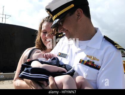 110622-N-UK JOINT BASE333-068-Pearl Harbor, Maine HICKAM (22 juin 2011) Le lieutenant Paul Cellole répond à sa fille pour la première fois que le Los Angeles-classe sous-marin d'attaque rapide USS Pasadena (SSN 752) renvoie à une base commune Pearl. Harbor-Hickam Pasadena terminé un déploiement de six mois dans la région du Pacifique occidental. (U.S. Photo par marine Spécialiste de la communication de masse 2e classe Ronald Gutridge/libérés) US Navy 110622-N-UK333-068 Le lieutenant Paul Cellole répond à sa fille pour la première fois comme USS Pasadena (SSN 752) renvoie à une base commune Pearl Harbor-Hick Banque D'Images