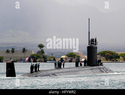 110623-N-UK JOINT BASE333-098-Pearl Harbor, Maine HICKAM (23 juin 2011) Le sous-marin de la classe Virginia USS Texas (SSN 775) part d'une base commune pour Harbor-Hickam Pearl un service de déploiement de l'ouest du Pacifique. (U.S. Photo par marine Spécialiste de la communication de masse 2e classe Ronald Gutridge/libérés) US Navy 110623-N-UK333-098 Le sous-marin de la classe Virginia USS Texas (SSN 775) part d'une base commune pour Harbor-Hickam Pearl d'un service Pacifique occidental Banque D'Images