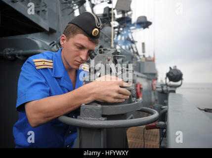 110627-N-XZ912-020 NORFOLK (27 juin 2011) Un marin affecté à la marine russe Amiral Chabanenko RFS (DD 650) trace un cours comme l'amiral Chabanenko se prépare à quitter Norfolk Naval Station dans le cadre de la phase en mer de FRUKUS 2011. FRUKUS est un exercice restreint destiné à améliorer la communication et l'interopérabilité entre les marines de la France, la Russie, le Royaume-Uni et les États-Unis. (U.S. Photo par marine Spécialiste de la communication de masse 1re classe Christopher B. Stoltz/libérés) US Navy 110627-N-XZ912-020 un marin affecté à la marine russe the destro Banque D'Images