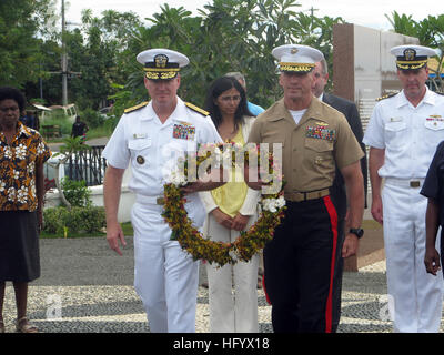 110629-N-AA999-098 HONIARA, Îles Salomon (29 juin 2011) Adm. Patrick Walsh, commandant de la flotte américaine du Pacifique, à gauche, et le ministre de la Défense, au sud/sud-est de l'Asie Directeur Principal du Marine Corps Brig. Le général Richard Simcock, faire une couronne d'être placé sur le monument en l'honneur de Guadacanal American service members qui sont morts pendant la campagne Guadacanal. Walsh et Simcock font partie d'une délégation américaine dirigée par sous-secrétaire aux affaires de l'Asie et du Pacifique, Kurt Campbell actuellement dans tous les pays du Pacifique Sud à engager des discussions pour renforcer la coopération bilatérale dans les domaines politique, e Banque D'Images