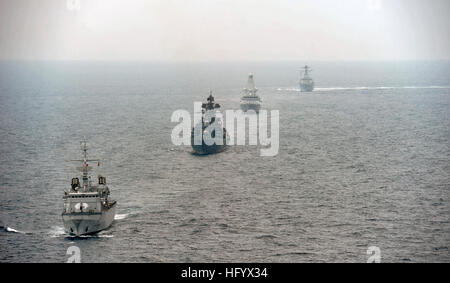 110629-N-XZ912-422 OCÉAN ATLANTIQUE (29 juin 2011) La frégate de la marine française FS Ventose (F 733), le destroyer de la marine russe, l'amiral Chabanenko RFS (DD 650), la Royal Navy destroyer HMS Dauntless (D 33) et le lance-missiles de l'US Navy destroyer USS James E. Williams (DDG 95) participer à des exercices de manœuvre FRUKUS 2011. FRUKUS est un exercice restreint destiné à améliorer la communication et l'interopérabilité entre les marines de la France, la Russie, le Royaume-Uni et les États-Unis. (U.S. Photo par marine Spécialiste de la communication de masse 1re classe Christopher B. Stoltz/libérés) US Navy Banque D'Images