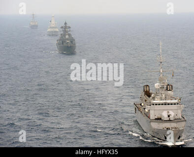 110629-N-XZ912-478 OCÉAN ATLANTIQUE (29 juin 2011) La frégate de la marine française FS Ventose (F 733), le destroyer de la marine russe, l'amiral Chabanenko RFS (DD 650), la Royal Navy le HMS Dauntless (D 33) et le lance-missiles de l'US Navy destroyer USS James E. Williams (DDG 95) participer à des exercices de manœuvre FRUKUS 2011. FRUKUS est un exercice restreint destiné à améliorer la communication et l'interopérabilité entre les marines de la France, la Russie, le Royaume-Uni et les États-Unis. (U.S. Photo par marine Spécialiste de la communication de masse 1re classe Christopher B. Stoltz/libérés) US Navy 110629-N Banque D'Images