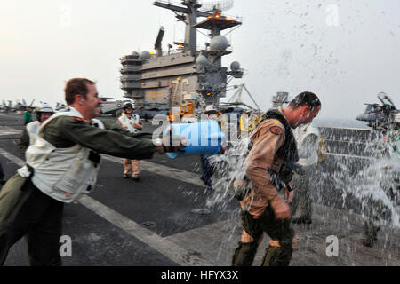 110629-N-EE987-304 de la mer d'Oman (29 juin 2011) Le lieutenant Cmdr. Matthieu Stoll, un pilote affecté à l'escadron de combat interarmées des Argonautes (VFA) 147, est félicité après avoir terminé son dernier piège à bord du porte-avions USS Ronald Reagan (CVN 76). Ronald Reagan et Carrier Air Wing (CVW) 14 sont déployés dans le domaine de la 5e Flotte des États-Unis mène la responsabilité des missions de l'appui aérien rapproché dans le cadre de l'opération Enduring Freedom. (U.S. Photo par marine Spécialiste de la communication de masse 3 classe Shawn J. Stewart/libérés) US Navy 110629-N-EE987-304 Le Lieutenant Cmdr. Matthieu Stoll, un pilote désigné pour les argonautes Banque D'Images