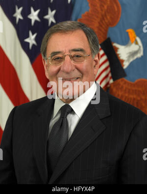 170701-O-ZZ999-001 WASHINGTON (1 juillet 2011) portrait officiel du secrétaire à la Défense Leon E. Panetta. (Département de la Défense photo/libéré) US Navy 170701-O-ZZ999-001 portrait officiel du secrétaire à la Défense Leon E. Panetta Banque D'Images