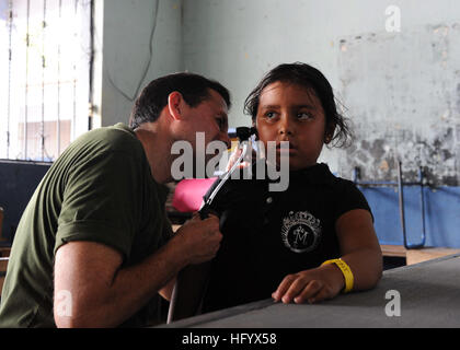 110630-F-ET173-099 PUERTO SAN JOSE, au Guatemala (30 juin 2011) frégate péruvienne. Mauricio Adrian vérifie les oreilles d'un patient au Los Angeles surgical site de contrôle lors d'une promesse continue de services communautaires 2011 événement. Promesse continue de cinq mois est une mission d'aide humanitaire pour les Caraïbes, Amérique Centrale et du Sud. (U.S. Photo de l'Armée de l'air par le sergent. Goosic Alésia/libérés) US Navy 110630-F-ET173-099 frégate péruvienne. Mauricio Adrian vérifie les oreilles d'un patient à la Los Angeles site dépistage chirurgicale Banque D'Images