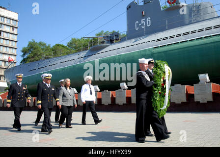 110704-N-MU720-074 Vladivostok, Russie (4 juillet 2011) marins affectés à la frégate lance-missiles USS Ford (FFG 54) portent une couronne de cérémonie à venir du parti officiel au cours d'une cérémonie de dépôt de gerbes à Vladivostok, en Russie. Ford est à Vladivostok pour une visite du port s'engager avec la marine russe, l'expérience de la culture locale et la réalisation de projets de service communautaire. (U.S. Photo par marine Spécialiste de la communication de masse 2e classe Dow/Devon) Parution US Navy 110704-N-MU720-074 marins portent une couronne de cérémonie à venir du parti officiel au cours d'une cérémonie de dépôt de gerbes à Vladivostok, Russie Banque D'Images