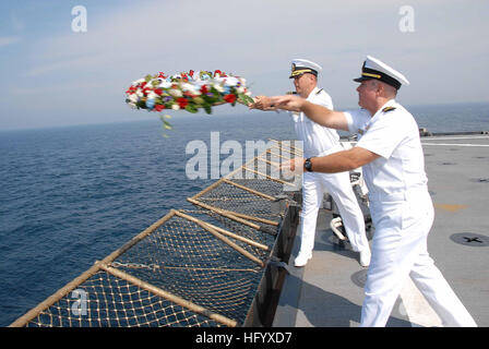 Le cmdr. David Bauer, commandant de la station d'amphibie USS Oak Hill landing ship (LSD 51), et le lieutenant Cmdr. Garry Thorton, aumônier du navire, avec une couronne dans l'Océan Atlantique après une cérémonie en l'honneur de la perte des 230 passagers à bord du vol Trans World Airlines (TWA) 800. Le 17 juillet 1996, à 8 h 19, le Boeing 747 a décollé de l'aéroport international John F. Kennedy à destination de Paris, France, et a explosé à 8 h 31 au large de la côte de Long Island, tuant les 230 passagers à bord. USS Oak Hill 110706-N-VK779-084 Banque D'Images