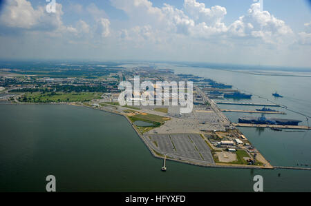 Vue aérienne de la base navale de Norfolk, la plus grande base navale du monde, montrant de vastes quais, jetées, navires et installations soutenant les opérations de l'US Navy. Banque D'Images