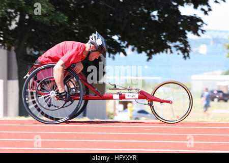 110716-N-CQ678-001 NEWPORT, R.I. (16 juillet 2011) ancien sergent du Corps des Marines. Tim Connor, l'un des 59 athlètes paralympiques, les pratiques militaires sprints dans un fauteuil roulant de course sur piste au cours de la Memorial McCool 2011 paralympiques Le Comité Olympique des États-Unis du sport militaire au Camp Naval Station Newport. (U.S. Photo par Lisa marine Rama/libérés) US Navy 110716-N-CQ678-001 ancien sergent du Corps des Marines. Tim Connor, l'un des 59 athlètes paralympiques, les pratiques militaires sprints dans un fauteuil roulant de course Banque D'Images