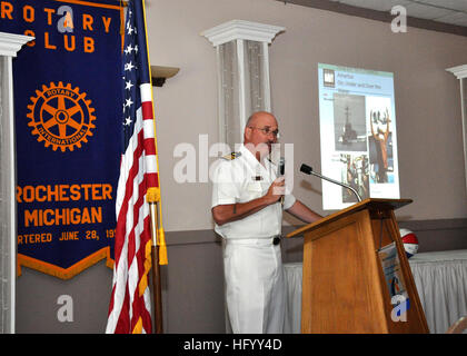 110719-N-VO219-002 Rochester, Michigan (Juillet 19, 2011) Le Cmdr. Richard Simpson, directeur général du District de recrutement pour la Marine au Michigan, prononce une allocution au Club Rotary de Rochester pendant une semaine Marine Detroit 2011 événement. La Semaine de la Marine de Detroit est l'un des 21 semaines de la marine cette année dans tout le pays. Semaines de la marine sont destinés à mettre en valeur l'investissement américains ont fait dans leur Marine et accroître la sensibilisation dans les villes qui n'ont pas une importante présence de la Marine. (U.S. Photo par marine Spécialiste de la communication de masse 1re classe Joseph R. Wax/libérés) US Navy 110719-N-VO219-002 Cmdr. Richard Simpson, général Banque D'Images