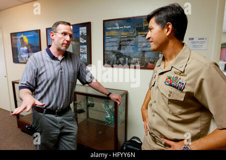 110720-N-HW977-134 NORCO, Californie (Juillet 20, 2011) Le Capt Jay Kadowaki, droite, commandant du Naval Surface Warfare Center (CDSN), Division de la Corona, rencontre Robert Krueger, titulaire d'adjudant technique de surface pour des armes à feu et des munitions, de la Naval Surface Warfare Center Dahlgren. Cdsn Corona, le navire de combat littoral (LCS), agent de l'évaluation du programme d'analyse des performances a conduit à des divisions soeur CDSN Dahlgren et Port Hueneme au laboratoire d'évaluation de guerre interarmées (JWAL) pour une affectation de tester à bord de l'USS Freedom (LCS 1), réunissant pour la première fois la technique de la Marine au Banque D'Images