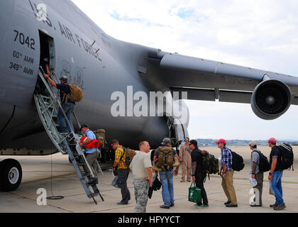 110724-N-BM186-051 SAN DIEGO (24 juillet 2011) marins affectés à l'élimination des explosifs et munitions (unité mobile) EODMU 11 bord d'un avion de transport C-5 Galaxy pour le Bahreïn. EODMU-11 effectuera de récupération sous-marines et d'opérations de guerre NEM dans le commandement central des États-Unis zone de responsabilité. (U.S. Photo par marine Spécialiste de la communication de masse 2e classe Tyler J. Wilson/libérés) US Navy 110724-N-BM186-051 marins affectés à l'élimination des explosifs et munitions (unité mobile) EODMU 11 bord d'un avion de transport C-5 Galaxy pour Bahreïn Banque D'Images