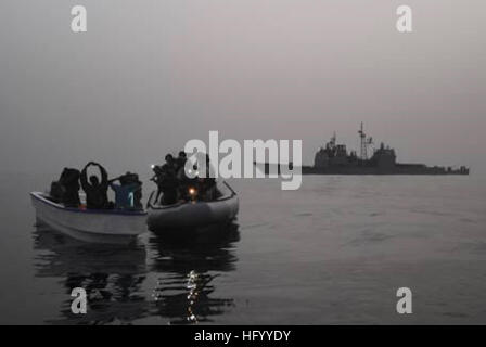 110722-O-ZZ999-001 GOLFE D'ADEN (22 juillet 2011) Les membres du conseil, une visite, vous pouvez, et la saisie de l'équipe de patrouille lance-missiles USS Anzio (CG 68), en arrière-plan, d'intercepter un esquif contenant un groupe de pirates présumés. Anzio est soutenir la Force opérationnelle interalliée (CTF) 151, une multinationale basée à la mission de l'équipe spéciale créée par l'ensemble des Forces maritimes en janvier 2009 de mener des opérations de lutte contre la piraterie dans la mer Rouge, le golfe d'Aden, bassin somalien et dans la mer. Il s'agit de la plus haute résolution disponible actuellement.(Photo des Forces maritimes combinées/libérés) US Navy 110722-O-ZZ999-001 Banque D'Images