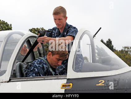 110726-N-OX023-017 SAN DIEGO (26 juillet 2011) Le lieutenant J.G. Chris Bworjan, l'Escadre aérienne (TRAWING) 4 agent de planification de la formation et demande à l'académie navale des États-Unis l'Aspirant de John Reader, de Wichita, au Kansas, la façon d'utiliser le faisceau dans le T-34C avions Mentor avant un vol d'orientation. Les aspirants de l'Académie navale sont exposés à l'aviation navale dans le cadre de la formation professionnelle des aspirants (PROTRAMID) programme de formation d'été. (U.S. Photo de la marine par le lieutenant Aaron/Kakiel) Parution US Navy 110726-N-OX023-017 Lt. j.g. Chris Bworjan, l'Escadre aérienne (TRAWING) 4 agent de planification de la formation, indique à U.S. Nava Banque D'Images