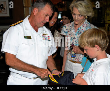 110728-N-AC755-104 LOS ANGELES (28 juillet 2011) Arrière Adm. Les stocks d'Alton, commandant de la Navy et de l'est médecine Naval Medical Center Portsmouth, présente une casquette de commande pour le petit-fils de l'actrice Constance Towers lors d'une visite à l'ensemble de l'émission de télévision dans le cadre de l'Hôpital général de Los Angeles 2011 La Semaine de la Marine, l'une des 21 semaines de la marine cette année dans tout le pays. Semaines de la marine sont destinés à mettre en valeur l'investissement américains ont fait dans leur Marine et accroître la sensibilisation dans les villes qui n'ont pas une importante présence de la Marine. (Photo par Américain spécialiste de la communication de masse 1re classe Brett Custer Banque D'Images