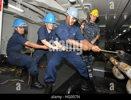 110812-N-VF562-049 HONG KONG (Août 12, 2011) Les marins affectés au service du pont du porte-avions USS Ronald Reagan (CVN 76) fixer un verrou pour la chaîne d'ancre dans le gaillard d'shipÕs comme Ronald Reagan arrive à Hong Kong pour une escale prévue. Ronald Reagan est l'un des deux porte-avions en cours dans la 7e Flotte des États-Unis zone de responsabilité. (U.S. Photo par MARINE MATELOT Nolan Kahn/libérés) US Navy 110812-N-VF562-049 marins affectés au service du pont du porte-avions USS Ronald Reagan (CVN 76) fixer un verrou à l'ancre c Banque D'Images