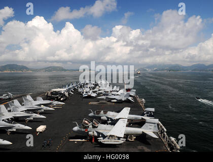 110812-N-IC111-159 Mer de Chine du Sud (16 août 2000 12, 2011) Le porte-avions USS Ronald Reagan (CVN 76) transits vers Hong Kong pour une visite du port. Ronald Reagan est l'un des deux porte-avions en cours aux États-Unis 7e flotte zone de responsabilité. (U.S. Photo par marine Spécialiste de la communication de masse 2e classe Kevin B. Gray/libérés) US Navy 110812-N-IC111-159 Le porte-avions USS Ronald Reagan (CVN 76) transits vers Hong Kong pour une visite du port. Ronald Reagan est l'un des deux Banque D'Images