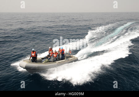 110812-N-XQ375-181 GOLFE D'ADEN (16 août 2000 12, 2011) Une embarcation pneumatique à coque rigide revient à missiles de l'USS Mitscher (DDG 57), non illustré, au cours d'un transfert de personnel. Mitscher est déployé sur le 5e Flotte des États-Unis zone de responsabilité des opérations de sécurité maritime et missions d'appui dans le cadre des opérations Enduring Freedom et New Dawn. (U.S. Photo par marine Spécialiste de la communication de masse Deven 3e classe B. King/libérés) US Navy 110812-N-XQ375-181 une embarcation pneumatique à coque rigide revient à missiles de l'USS Mitscher (DDG 57), non illustré, au cours d'une personne Banque D'Images