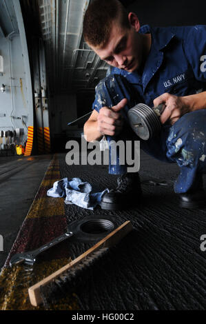 Seaman effectue la maintenance d’un Baxter Bolt dans la baie du hangar à bord de l’USS George H.W. Bush (CVN 77) lors de son premier déploiement soutenant les opérations de sécurité maritime dans la zone de la 5e flotte. Banque D'Images