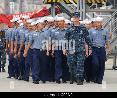 Maître de 1re classe Jerry Foltz escorts République de Corée des marins pour une visite guidée de la 7è Parc commande USS Blue Ridge (CAC 19). Blue Ridge est en République de Corée pour participer à Ulchi Freedom Guardian 2011. (U.S. Photo de la marine par le maître de 3e classe Mel Orr) USS Blue Ridge 110819-N-XG305-210 Banque D'Images