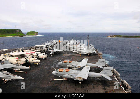 110823-N-EE987-139 APRA HARBOUR, Guam (Aug. 23, 2011) Le porte-avions USS Ronald Reagan (CVN 76) transits Apra Harbour, Guam, après une escale prévue. Ronald Reagan est en cours aux États-Unis 7e flotte zone de responsabilité. (U.S. Photo par marine Spécialiste de la communication de masse 3 classe Shawn J. Stewart/libérés) US Navy 110823-N-EE987-139 l'USS Ronald Reagan transits Apra Harbour Banque D'Images