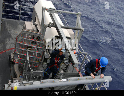 110826-N-KF029-057 OCÉAN PACIFIQUE (Août 26, 2011) Controlmen le feu des missiles de l'OTAN un transfert du Sea Sparrow système durant une evolution des mouvements d'armes à bord du porte-avions USS Ronald Reagan (CVN 76). Ronald Reagan est en cours aux États-Unis 7e flotte zone de responsabilité. (U.S. Photo par marine Spécialiste de la communication de masse de la classe 3ème Anthony W. Johnson/libérés) US Navy 110826-N-KF029-057 Fire Controlmen missiles transfert à partir d'un système de missile de l'Otan au cours d'un mouvement d'armes à bord de l'évolution Banque D'Images