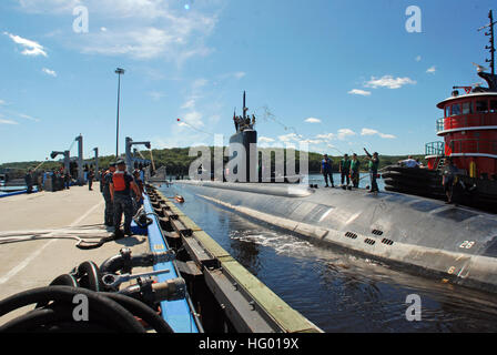 110830-N-OV358-025 Groton (Connecticut) (16 août 2000 30, 2011) Un marin affecté à la Los Angeles-classe sous-marin d'attaque USS Hartford (SSN 768) jette une ligne d'attrape pour les marins affectés au service des opérations portuaires à SUBASE (Naval Submarine Base New London) lors d'un retour à SUBASE après une brève période en mer afin d'éviter l'ouragan Irene. (U.S. Photo par marine Spécialiste de la communication de masse 1re classe Peter D. Blair/libérés) US Navy 110830-N-OV358-025 un marin jette une ligne d'attrape pour les marins affectés au service des opérations portuaires à Naval Submarine Base (SUBASE) SW Banque D'Images