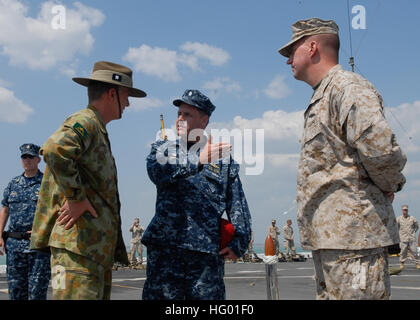 110902-N-UT455-249 Darwin, Australie (sept. 2, 2011). Kevin P. Meyers, centre, commandant de la station de transport amphibie USS Green Bay (LPD 20), introduit l'armée australienne Le Général Rick Burr, gauche, au lieutenant-colonel Craig Wonson, commandant du bataillon de l'équipe d'atterrissage, 1er Bataillon, Premier Régiment de Marines. Green Bay est en cours aux États-Unis 7e flotte zone de responsabilité au cours de son premier déploiement du Pacifique occidental. (U.S. Photo par marine Spécialiste de la communication de masse 1re classe Larry S. Carlson/libérés) US Navy 110902-N-UT455-211 Cmdr. Kevin P. Meyers, centre, commandant o Banque D'Images