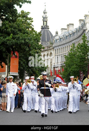 110903-N-AQ172-286 Anvers, Belgique (sept. 3, 2011) Le sergent d'artillerie. Benjamin Becker, tambour-major de la Commander, U.S. Naval Forces Europe Band, dirige le groupe pendant la Deuxième Guerre mondiale, un défilé de célébration. Le groupe a été invité à participer à la parade et d'autres festivités pour célébrer la libération de la ville pendant la DEUXIÈME GUERRE MONDIALE. (U.S. Photo par marine Spécialiste de la communication de masse 2e classe Daniel Viramontes/libérés) US Navy 110903-N-AQ172-286 Le sergent d'artillerie. Benjamin Becker, tambour-major de la Commander, U.S. Naval Forces Europe Band, conduit le groupe lors d'un monde Banque D'Images