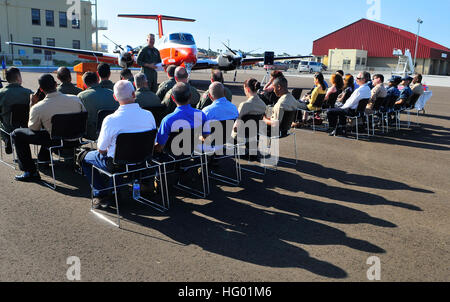 110907-N-KO563-002 SAN DIEGO (sept. 7, 2011) Le capitaine Yancy B. Lindsey, commandant du Naval Air Station North Island, parle au cours d'une cérémonie de dissolution de la C-12 Huron avions. Le C-12 Huron est entré en service dans la marine américaine en 1979 et a été utilisé pour le transport du personnel et du fret. L'avion ne seront plus utilisés aux États-Unis, mais elle continuera d'être utilisé à l'étranger. (U.S. Photo par marine Spécialiste de la communication de masse 2e classe Michael Russell/libérés) US Navy 110907-N-KO563-002 Capt Yancy B. Lindsey, commandant du Naval Air Station North Island, prend la parole lors d'un disestab Banque D'Images