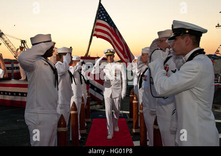 110907-N-CZ945-333 Yokosuka, Japon (sept. 7, 2011) Vice-amiral. Scott R. Van Buskirk, commandant sortant de la 7ème flotte américaine, salue l'sideboys comme il est quitte la 7ème Flotte américaine cérémonie de passation de commandement tenue sur le pont d'envol du navire de commandement USS Blue Ridge (CAC 19). Vice-amiral. Scott H. Swift soulagé Vice Adm. Scott R. Van Buskirk comme commandant de la 7ème flotte américaine, la plus grande flotte d'NavyÕs numérotés couvrant 48 millions de milles carrés du Pacifique et l'Océan Indien, à partir de la ligne de changement de date pour les eaux situées à l'Est de l'Afrique. (U.S. Photo par marine Spécialiste de la communication de masse 2e classe Ke Banque D'Images