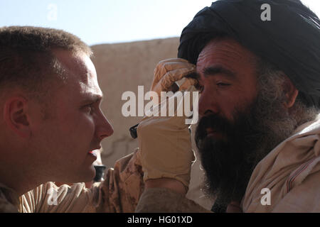 110909-M-QG862-021 MARJAH, l'Afghanistan (sept. 9, 2011) Henry Corpsman Hôpital Cates, affecté à la 3e Bataillon, 6e Régiment de Marines, l'équipe de combat régimentaire 5 chèques, un homme afghan dans les pupilles de Pahm Chareh Bazar. Les soldats de l'Armée nationale afghane et des Marines américains à partir de la 3e Bataillon, 6e Régiment Marine Combat Team 5 a fourni des soins médicaux au cours d'un programme de l'initiative médicale au bazar. (U.S. Marine Corps photo par le Cpl. Andres J. Lugo/libérés) US Navy 110909-M-QG862-021 Corpsman Hôpital Henry Cates, affecté à la 3e Bataillon, 6e Régiment de Marines, l'équipe de combat régimentaire 5 Banque D'Images