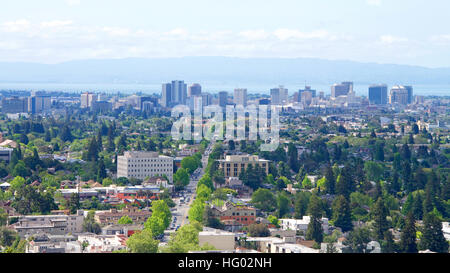 Vue sur le centre-ville de Oakland avec Berkeley au premier plan, Vue de dessus Université de Californie Berkeley sous un ciel couvert ciel voilé dans le Nord de la Californie da Banque D'Images