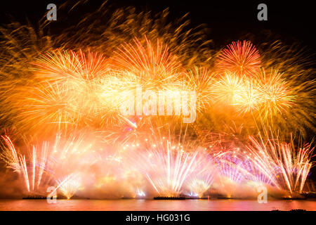 Un spectaculaire feu d'artifice se félicite de la nouvelle année, 2017, à Londres, sur la Tamise. Banque D'Images