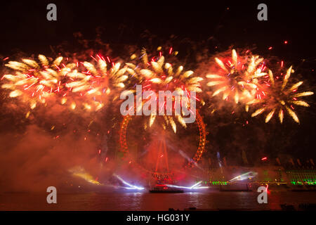 Un spectaculaire feu d'artifice se félicite de la nouvelle année, 2017, à Londres, sur la Tamise. Banque D'Images