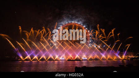 Un spectaculaire feu d'artifice se félicite de la nouvelle année, 2017, à Londres, sur la Tamise. Banque D'Images