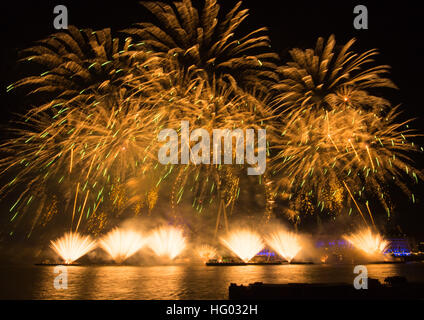 Un spectaculaire feu d'artifice se félicite de la nouvelle année, 2017, à Londres, sur la Tamise. Banque D'Images